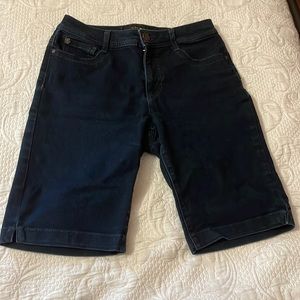 Nine West jean shorts. Size 6 (W).